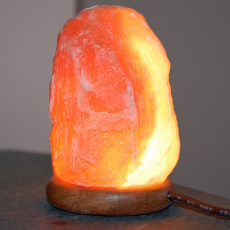 Salzkristall-Leuchte Fels rot, USB, Unikat