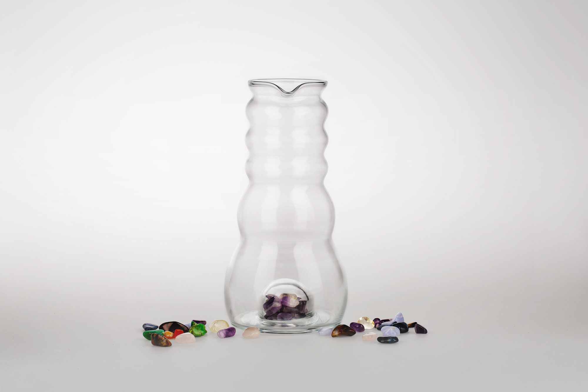 Wasserkrug CADUS mit Edelsteinen und Glasdeckel