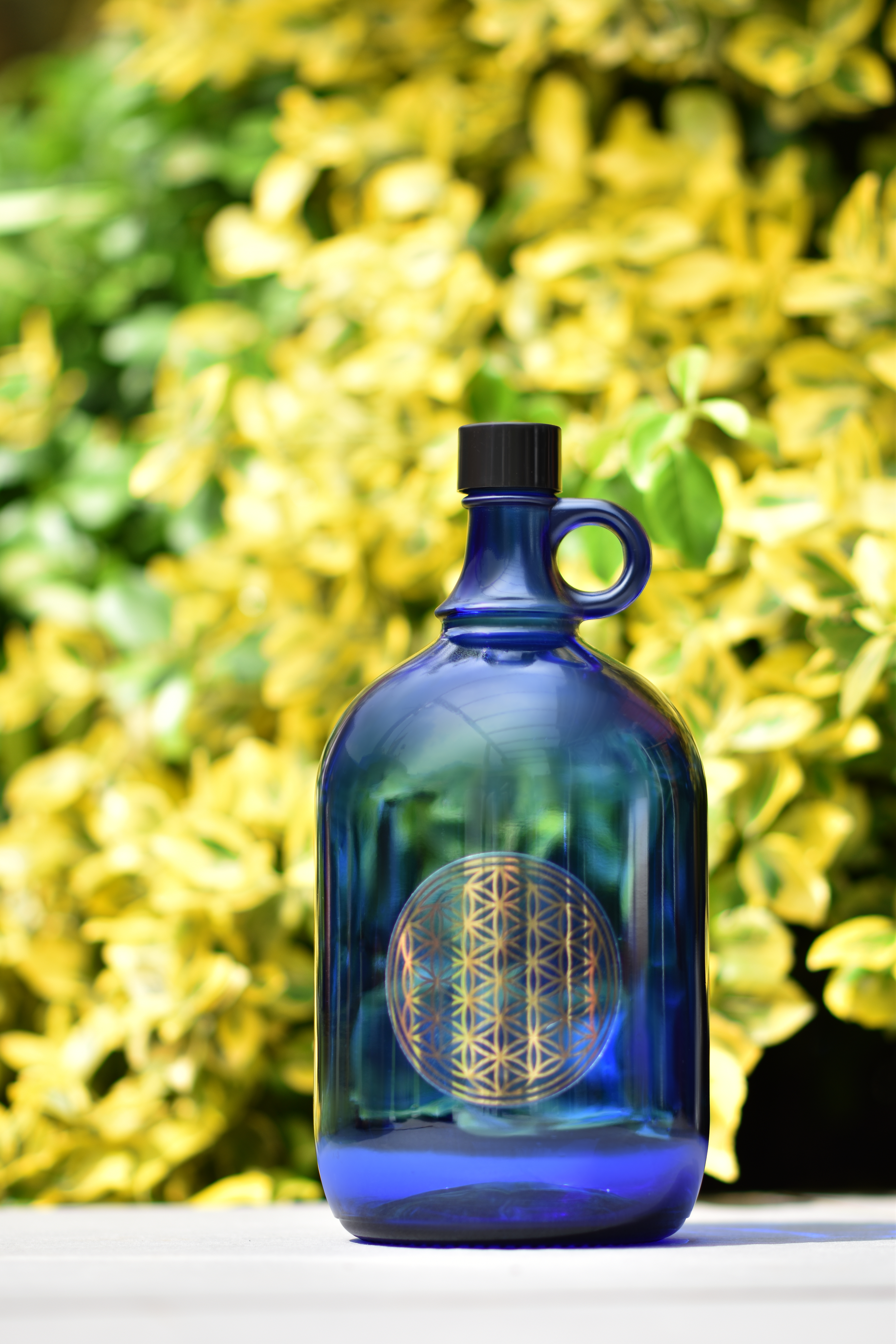 Glasflasche 2 Liter in blau mit Blume des Lebens