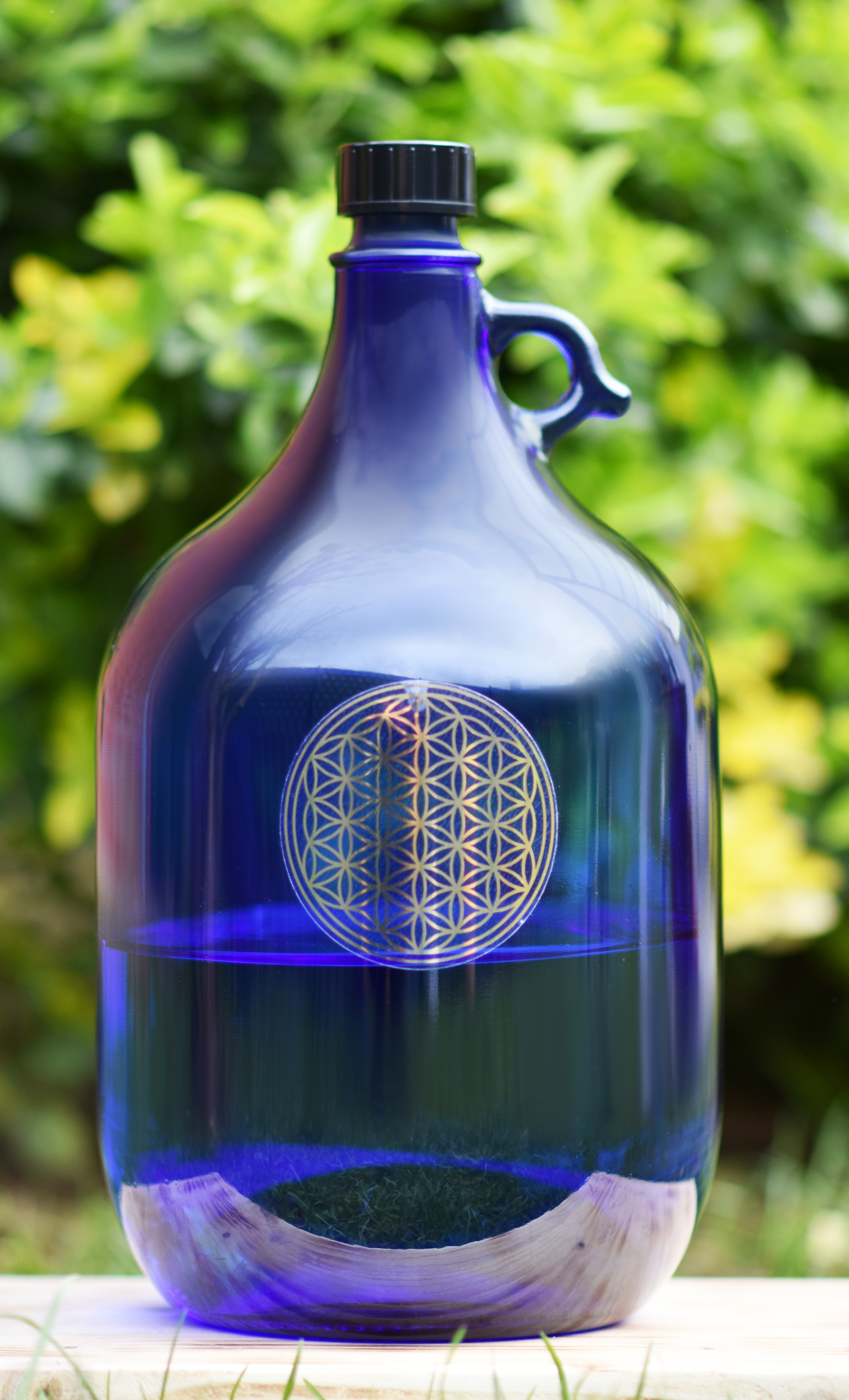 Glasflasche 5 Liter in blau mit Blume des Lebens